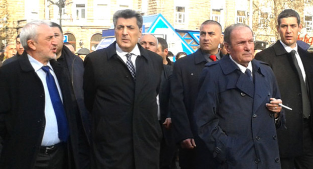 Левон Тер-Петросян (второй справа).  Арам Манукян и Карен Демирчян (слева направо). Фото Армине Мартиросян для "Кавказского узла"