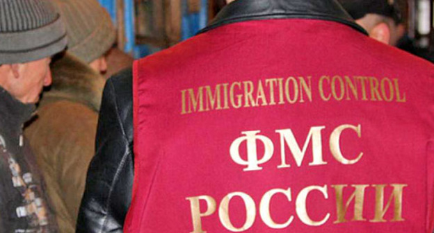 Сотрудник УФМС. Фото http://leningrad-reg.er.ru/