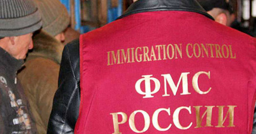 Сотрудник УФМС. Фото http://leningrad-reg.er.ru/