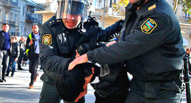 Сотрудники полиции разгоняют акцию протеста оппозиции. Баку, 10 декабря 2012 г. Фото Азиза Каримова для "Кавказского узла"