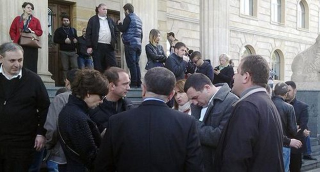 Митинг в поддержку "Рустави-2" перед городским судом. Фото Беслана Кмузова для "Кавказского узла"