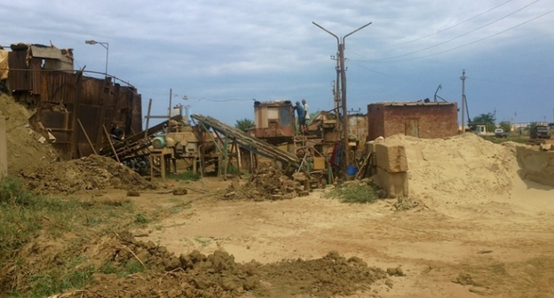 Территория строительного завода в г. Каспийске. Фото http://www.riadagestan.ru/news/society/sud_priostanovil_deyatelnost_chetyrekh_kirpichnykh_zavodov_v_kaspiyske/?print=Y