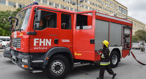 Автомобиль пожарной службы Азербайджана. Фото © Sputnik / Murad Orujov
 https://ru.sputnik.az/incidents/20170207/408775353/baku-pozhar-pogibla-pozhilaja-zhenshhina.html