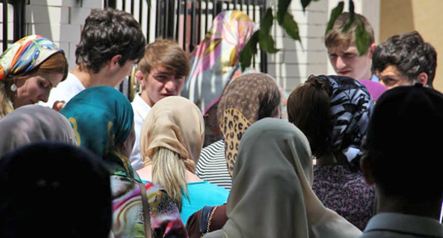 Старшеклассники со своими родителя. Грозный. Фото Магомеда Магомедова для "Кавказского узла"