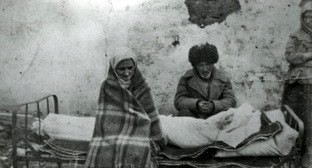 Ингушская семья Газдиевых у тела умершей дочери. Казахстан, 1944 год. Фото https://ru.wikipedia.org