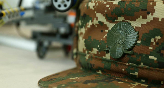 Фуражка военнослужащего армии НКР. Фото © TUMO
 https://ru.armeniasputnik.am/karabah/20170223/6497349/karabah-voennosluzhashchij-gibel-prichiny.html