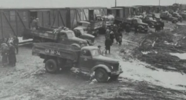 Ингушей и чеченцев свозили к вагонам-"теплушкам" на грузовиках. Февраль 1944 г. Кадр из видео пользователя vainakh38 https://www.youtube.com/watch?v=DKmb-WX0OI0