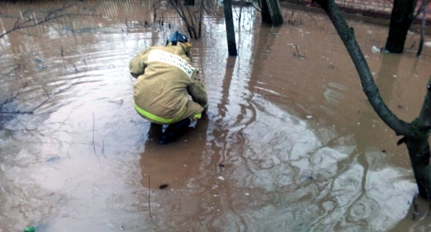 Сотрудник МЧС в подтопленной Федосеевке. Фото: 61.mchs.gov.ru