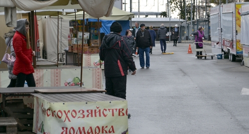Немногочисленные посетители ярмарки. Фото Светланы Кравченко для "Кавказского узла"
