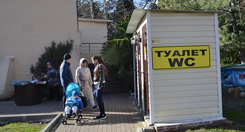 В парке предпринимателями расставлены туалеты прямо на газонах, хотя есть 4 муниципальных туалета и за них взимаются деньги.. Фото Светланы Кравченко для "Кавказского узла"