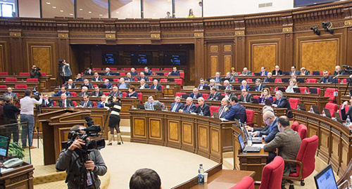 Парламент Армении. Фото © Sputnik/ Asatur Yesayants
https://ru.armeniasputnik.am/politics/20170301/6560251/armyanskij-parlament-pochtil-pamyat-zhertv-1-marta.html