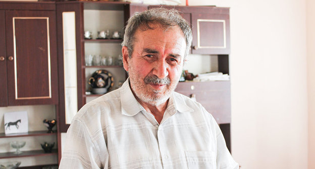 Пенсионер Гаджибаба муаллим. Фото © Sputnik / Irade CELIL
https://ru.sputnik.az/life/20161104/407596235/staryj-hudozhnik-kjurdahany-istorija-zhizni.html