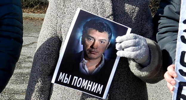 Участница митинга памяти Бориса Немцова держит его портрет. Волгоград, 29 февраля 2017 г. Фото Татьяны Филимоновой для "Кавказского узла"