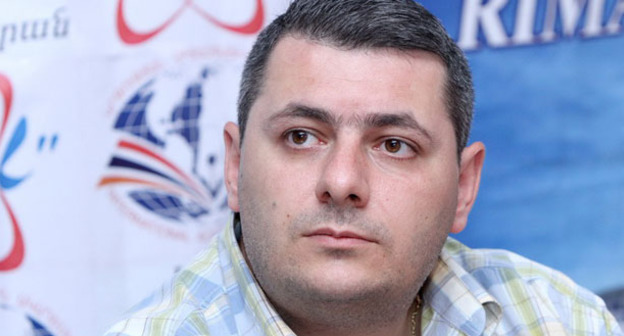 Политолог Сергей Минасян. Фото http://ru.aravot.am/2012/07/19/161930/