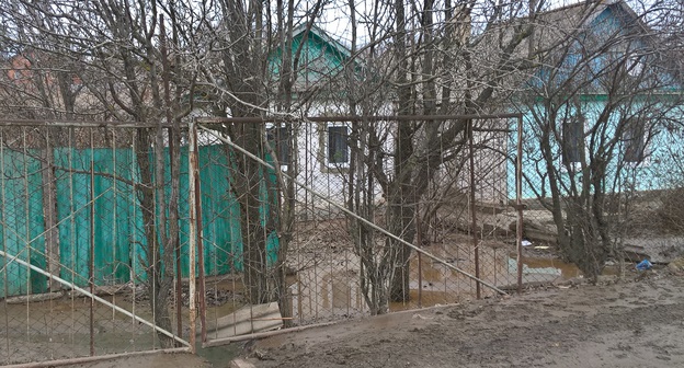 Подтопленные дома на улице Кирова в Элисте. Фото Бадмы Бюрчиева для "Кавказского узла".