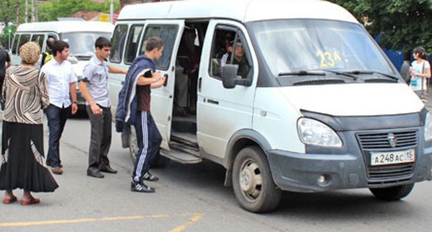 Маршрутные такси во Владикавказе. Фото Эммы Марзоевой для "Кавказского узла"