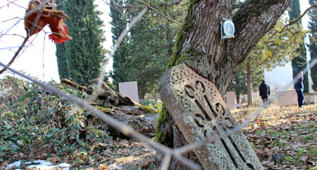 Хачкар (Камень-крест) в селе Вардадзор. Возле него   ставят свечку или жертвоприношение. Мартакертский район Нагорного Карабаха. Фото Алвард Григорян для "Кавказского узла"