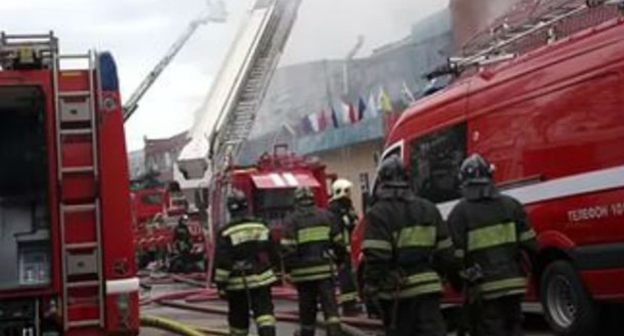 Горящий склад в Ростове-на-Дону 
Фото  http://bloknot-rostov.ru/news/goryashchiy-sklad-iz-za-silnogo-zadymleniya-tushil-823717