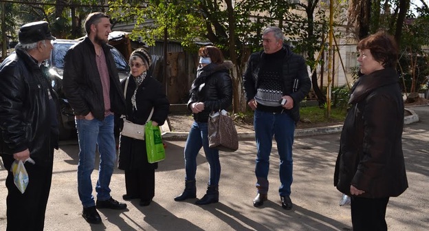 Участники схода в Сочи, потребовавшие остановить строительство высотного здания. Сочи, 11 марта 2017 года. Фото Светланы Кравченко для "Кавказского узла".