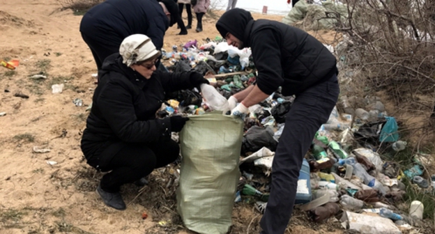 Активисты очищают от мусора пляж в Каспийске. 12 марта 2017 года. Фото Патимат Махмудовой для "Кавказского узла".