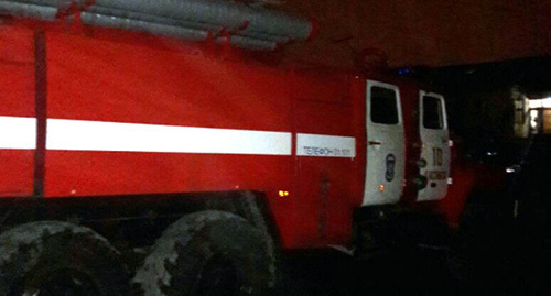 Автомобиль пожарной службы на месте происшествия Фото http://www.riadagestan.ru/news/disasters_and_catastrophes/mvd_dagestana_podtver_dilo_gibel_detey_pri_pozhare_v_gorode_kasp_iyske/