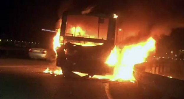 Горящая маршрутка ПАЗ на Ейском шоссе в Краснодаре. Фото пользователя dtpkrd в Instagram, instagram.com/dtpkrd