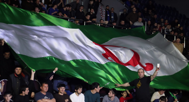 Ингушские болельщики  на турнире по смешанным единоборствам "Дорога в М1. Битва в Назрани". Фото http://gazetaingush.ru/photoreport/v-ingushetii-proshel-mezhdunarodnyy-turnir-po-smeshannym-edinoborstvam-road-m-1-bitva-v#