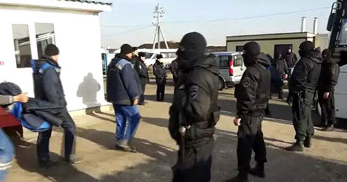Силовики во время рейда на одной из стройплощадок в Ростове-на-Дону. 13 марта 2017 г. Кадр из видео пресс-службы УТ МВД РФ по СКФО