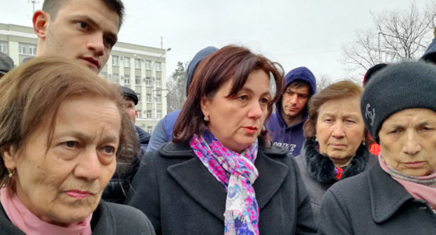 Родственники полицейских, задержанных в рамках расследования дела Цкаева во время акции. Владикавказ, 14 марта 2017 г. Фото Эммы Марзоевой для "Кавказского узла"