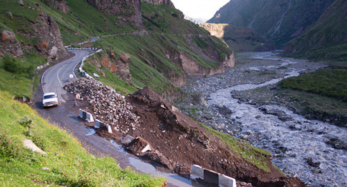 Военно-Грузинская дорога. Фото http://www.ossetia.ru/news/accidents/voenno_gruzinskaya_doroga_zakryta_dlya_dvizheniya_.html?bitrix_include_areas=Y&ELEMENT_CODE=voenno_gruzinskaya_doroga_zakryta_dlya_dvizheniya_