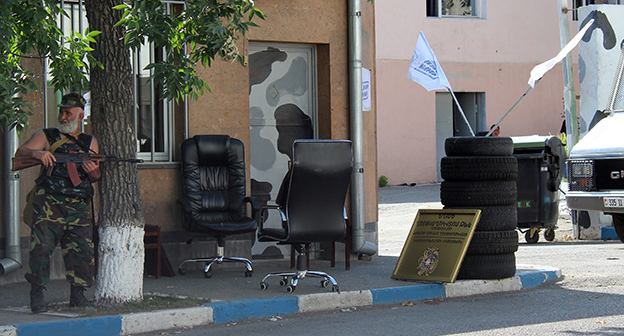 Член "Сасна Црер" у въезда в здание полка полиции, Ереван, июль 2016 года. Фото Тиграан петросяна для "Кавказского узла" 