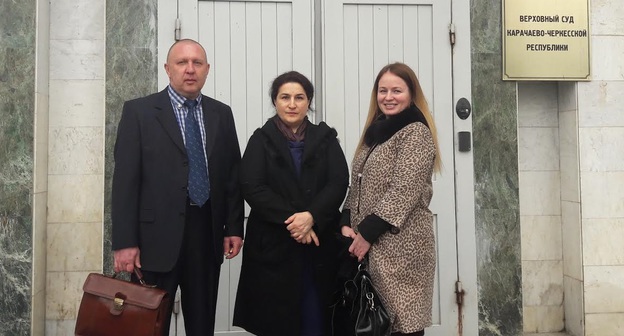 Представитель правозащитной группы "Агора" Андрей Сабинин, Лейла Аркелова и представитель аппарата уполномоченного по правам человека в РФ Юлия Данилина. Черкесск, 16 марта 2017 года. Фото Аси Капаевой для "Кавказского узла". 
