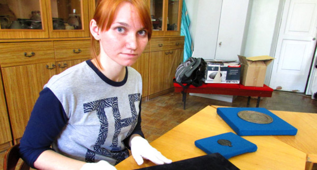 Научный сотрудник отдела археологии ВОКМ Анна Жадаева. Фото Вячеслава Ященко для "Кавказского узла"