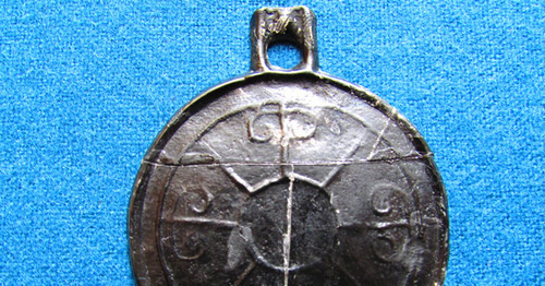 Бронзовое зеркало раннесарматского времени с изображением солнца. Обнаружена в Иловлинском районе Волгоградской области. Фото Вячеслава Ященко для "Кавказского узла"