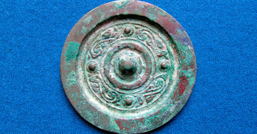 Бронзовое золотоордынское зеркало, найденное Тингутинском курганном могильнике в Свелоярском районе Волгоградской области. Фото Вячеслава Ященко для "Кавказского узла"