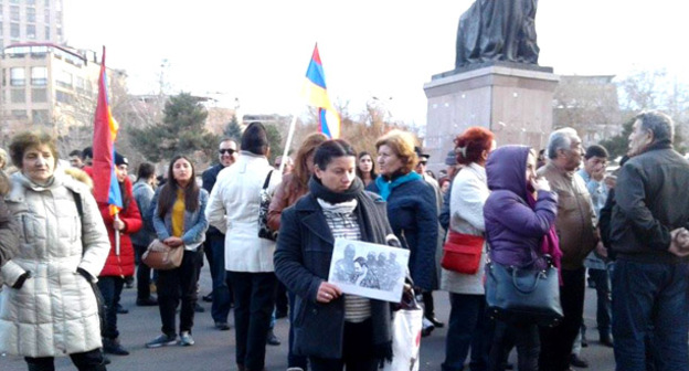 Активисты пришли на площадь Свободы в Ереване, чтобы принять участие в шествии памяти Артура Саргсяна. Ереван, 17 марта 2017 г. Фото Армине Мартиросян для "Кавказского узла"