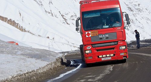 Большегрузный автомобиль на военно-грузинской дороге. Фото: © Sputnik/ Александр Имедашвили http://sputnik-georgia.ru/georgia/20161025/233603885/Verhnij-Lars-segodnja-dvizhenie-k-granice-s-RF-ogranicheno-iz-za-nepogody.html