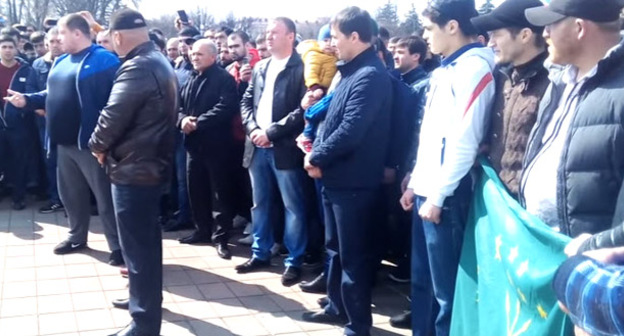 Стихийный митинг жителей Нальчика. 19 марта 2017 г. Кадр из видео "Кавказского узла"