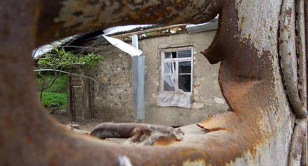 Следы обстрела в опустевшем селе Талиш  Мартакертского района Нагорного Карабаха. Фото Алвард Григорян для ""Кавказского узла"