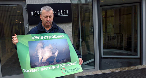 Ацамаз Хадиков у входа в (бывшую) гостиницу "Украина" Кутозовский проспект 2/1перед началом международного форума. Фото Софьи Русовой 