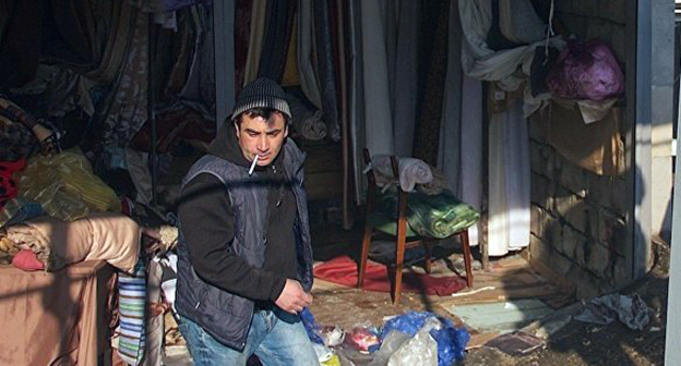 Торговец "Детского мира" в Тбилиси после пожара. Фоото  © Sputnik / Levan Avlabreli
 https://sputnik-georgia.ru/society/20170320/235262725/Pogorelcy-iz-TC-Detskij-mir-ustanovjat-palatki-v-centre-Tbilisi.html