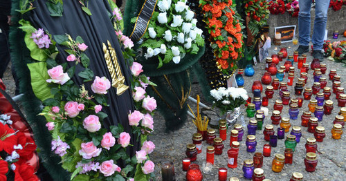 Сотни свечей у кромки морского мола в память о разбившимся под Сочи Ту-154, декабрь 2016. Фото Светланы Кравченко для "Кавказского узла"