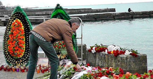 Цветы на Южном молу в Сочи в память по погибшим в результате крушения самолета Ту-154. Фото Анны Грицевич для "Кавказского узла"