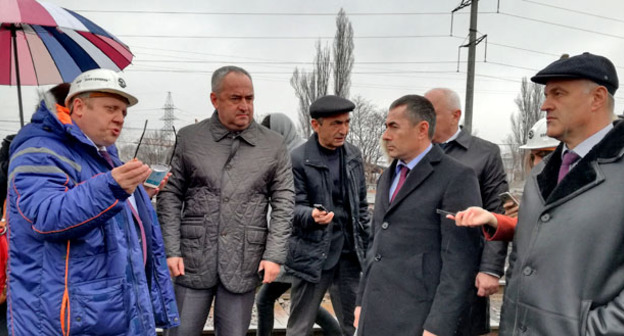 Председатель правительства Северной Осетии Таймураз Тускаев посетил ОАО “Электроцинк”. На снимке: (слева направо) Игорь Ходыко,  Таймураз Тускаев,  Хайдарбек Бутов и Эльбрус Бокоев. Владикавказ, 23 марта 2017 г. Фото Эммы Марзоевой для "Кавказского узла"