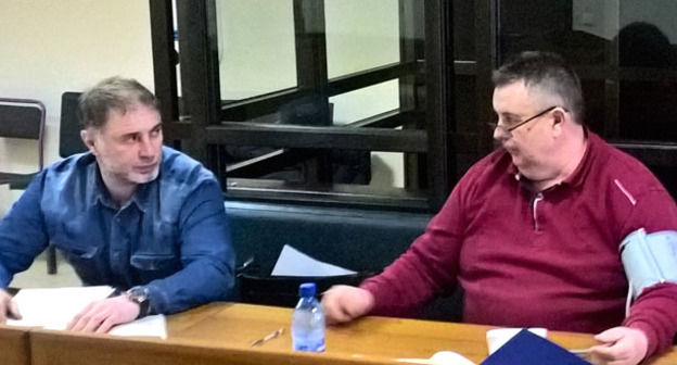 Адвокат Таулан Эбзеев и подсудимый Александр Долженко (справа) в зале суда. Фото Аслана Николаева для "Кавказского узла"