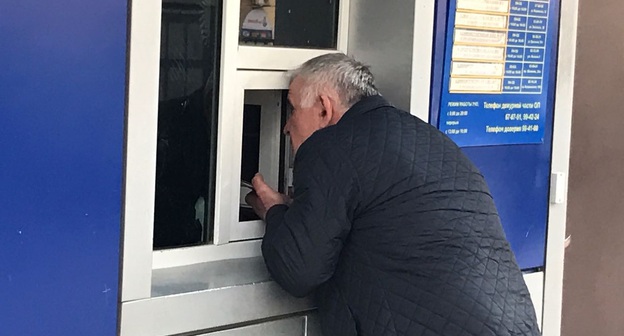 Отец одного из задержанных просит дежурного РОВД отпустить его 19-летнего сына и 17-летнего племянника. Махачкала, 26 марта 2017 года. Фото Патимат Махмудовой для "Кавказского узла" 