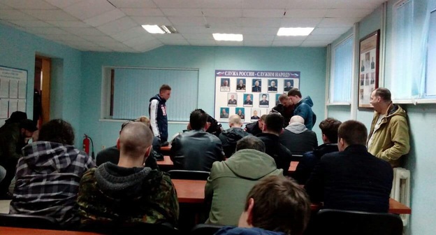 Задержанные в отделении полиции на улице Октябрьская в Краснодаре. 26 марта 2017 года. Фото очевидца, предоставленное "Кавказскому узлу" краснодарским штабом Навального.