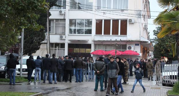 Митинг в поддержку кандидата Джинджолия у здания ЦИК Абхазии