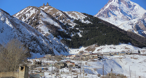 Посёлок Казбеги на Военно-Грузинской дороге. Фото Ахмеда Альдебирова для "Кавказского узла"