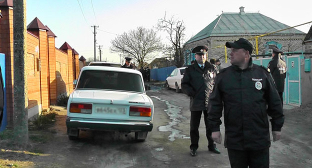 Оцепление вокруг дома Олега Петрова в станице Казанская. 28 марта 2017 г. Фото Анны Грицевич для "Кавказского узла"